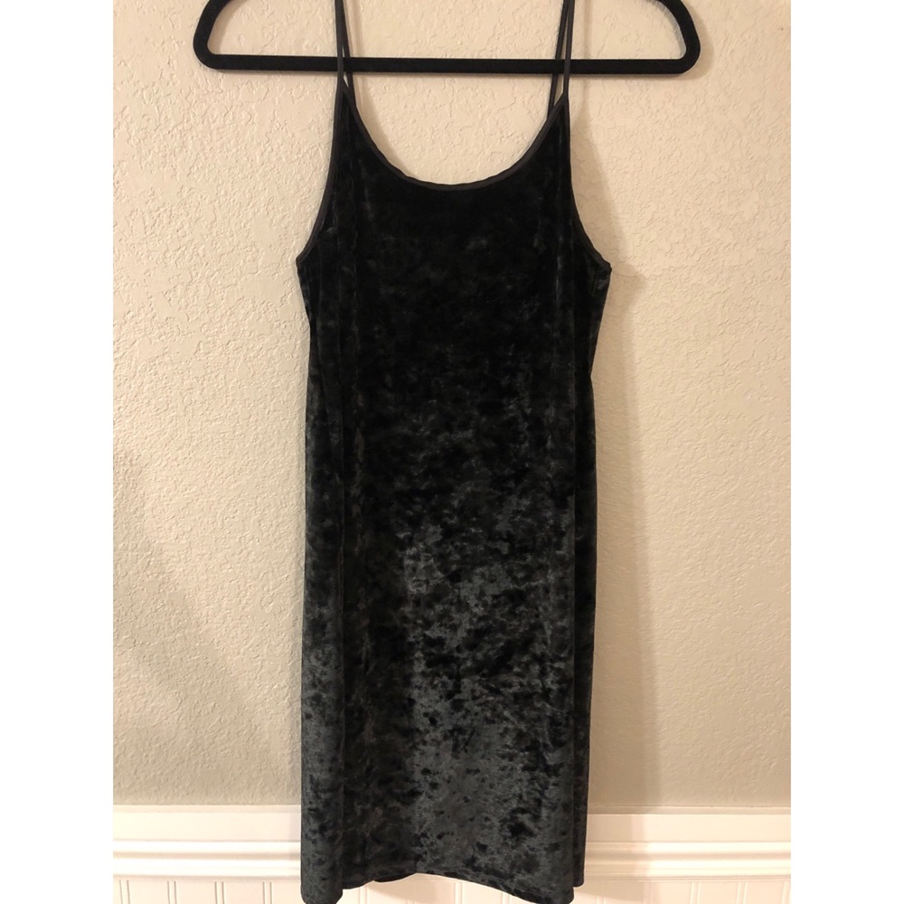 Spaghetti strap velvet black dress